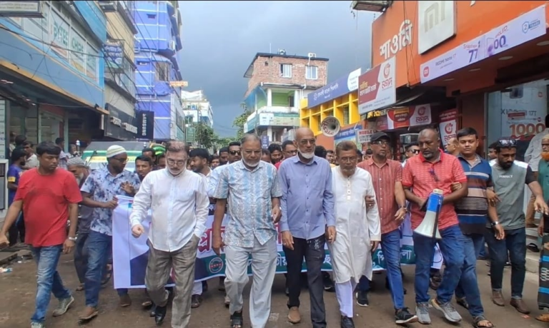 অস্থিতিশীলতা সৃষ্টির অভিযোগে পিরোজপুরে স্বেচ্ছাসেবক দলের বিক্ষোভ